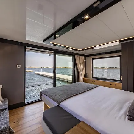 Houseboat Nomadream Ботель *