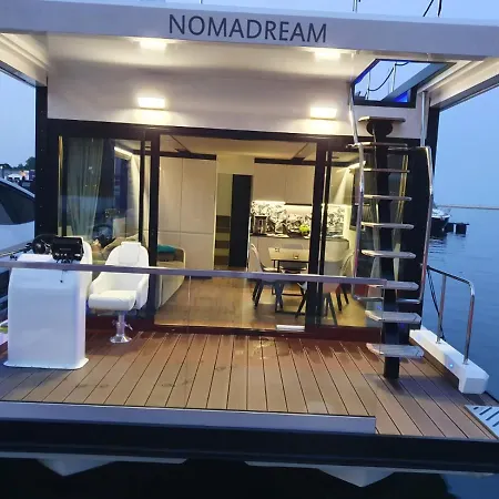 Houseboat Nomadream 보트호텔 *