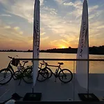 Houseboat Nomadream Hotel na wodzie