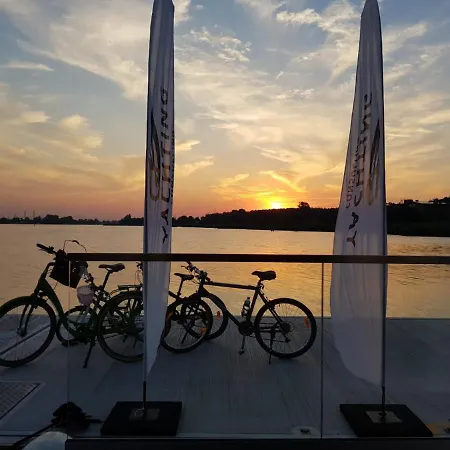 Houseboat Nomadream Hotel na wodzie
