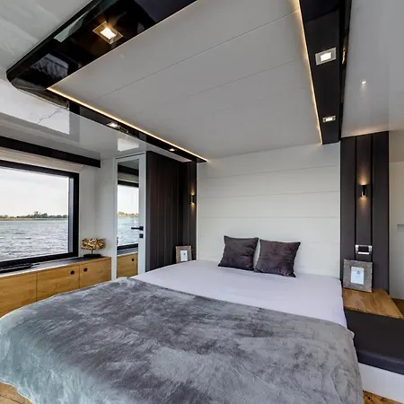 Houseboat Nomadream