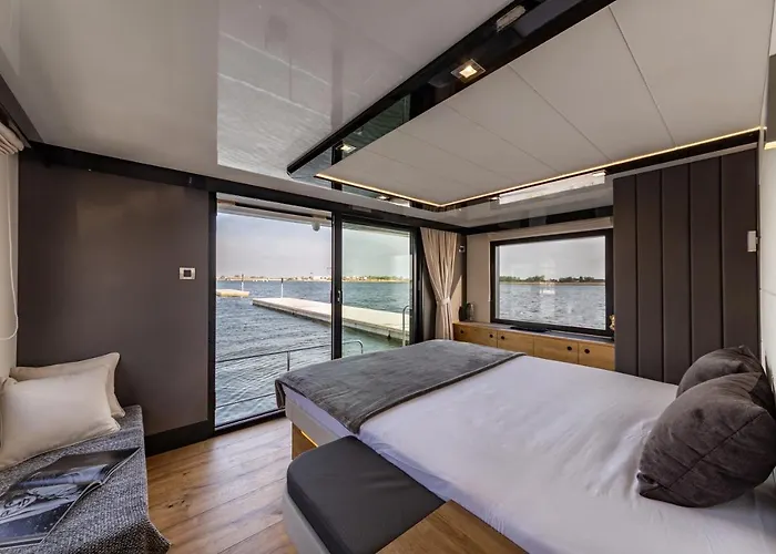 Houseboat Nomadream Botel *